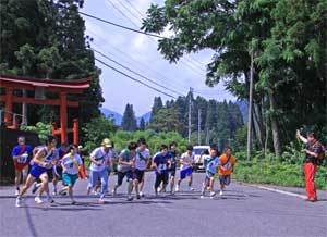 好天に恵まれた第3回栄村駅伝大会のスタート