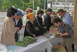 開始と同時に山菜を買い求める来場者