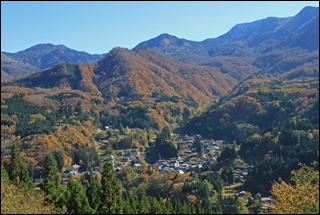 秋の秋山郷・小赤沢集落