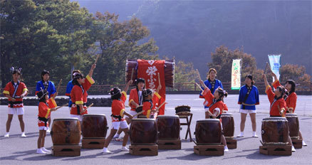 昨年の収穫祭のアトラクション（榮ふるさと太鼓）