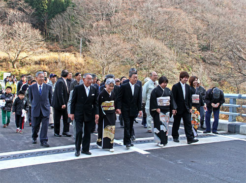 親子三代夫婦による渡り初めの写真