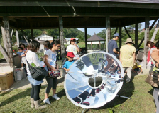 ソーラークッカーを囲む参加者の写真