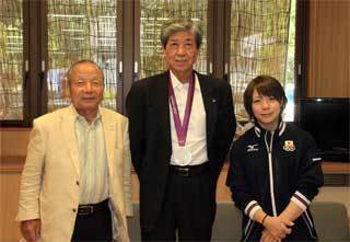 三宅宏実さん親子と島田村長の写真