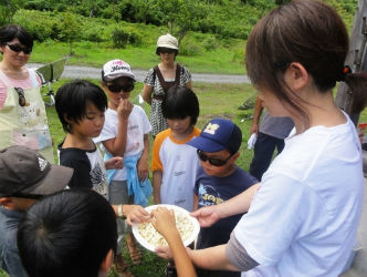 ポップコーンをほおばる子どもたちの写真