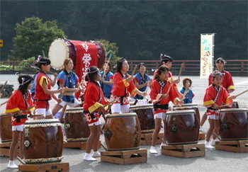 和太鼓の演奏の写真