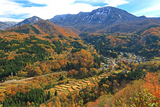 晩秋の秋山郷（苗場山と小赤沢集落）