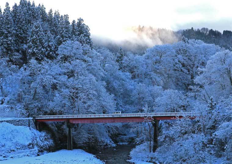 新雪の志久見橋