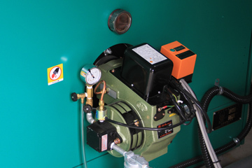 灯油バーナー／含水率に応じた着火設定により安定した自動着火を行う。