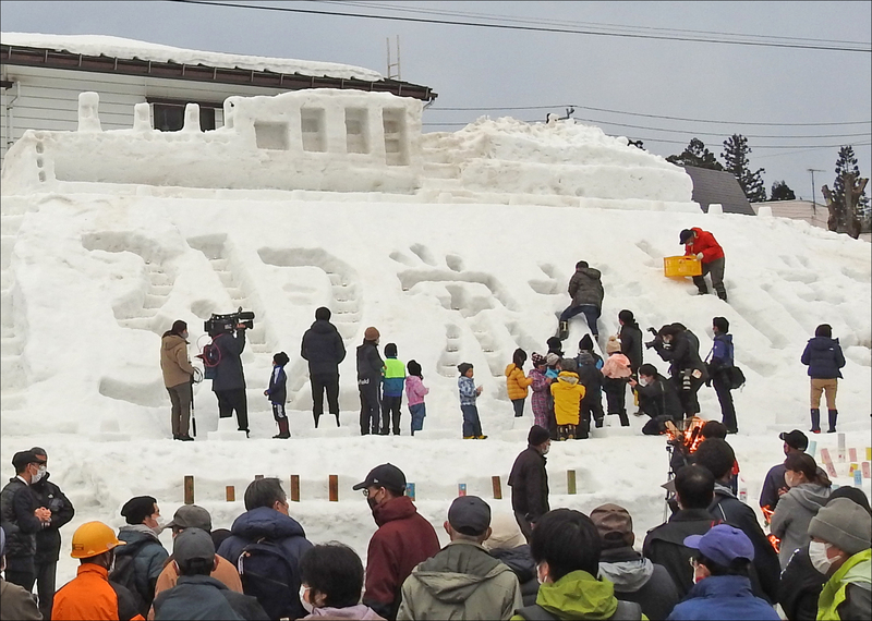 長野県北部地震発生から10年目を迎え、復興灯明祭が開催される。