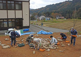 「歴史文化館こらっせ」で行われた【ひんご遺跡・住居跡】の再現作業