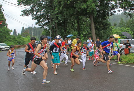 第7回栄村駅伝大会スタートの様子