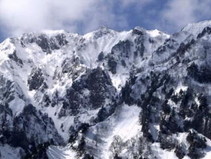 雪景色の鳥甲山の写真