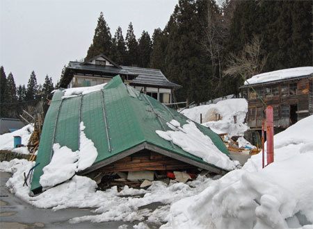 完全に倒壊した作業小屋／野田沢 （平成23年3月25日）