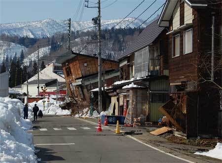 1階が倒壊した住宅／横倉（平成23年3月13日）