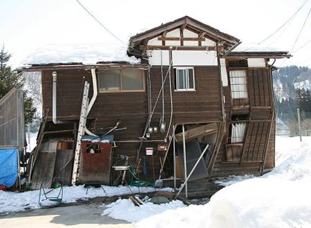 1階が倒壊寸前の住宅／横倉（平成23年3月13日）