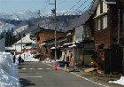 １階が倒壊した住宅／横倉（平成23年3月13日）