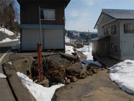 横倉集落に入る村道／横倉（平成23年3月13日）