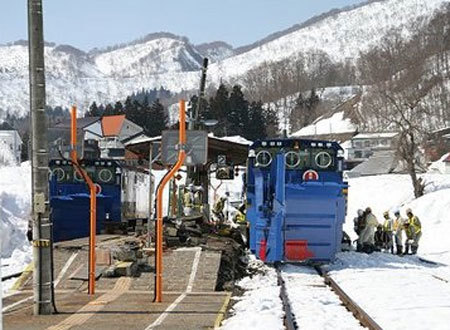 森宮野原駅の被災状況（除雪車が脱線、復旧中）（平成23年3月13日）