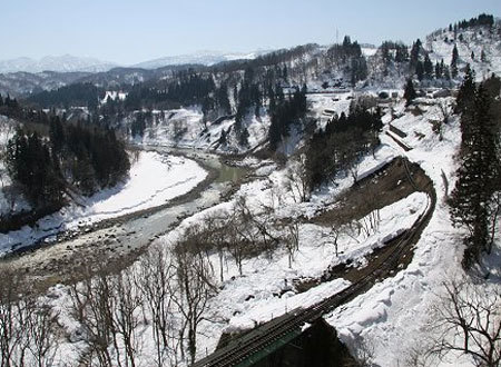 飯山線の路床が崩落、線路が宙吊りに（横倉～森宮野原間）（平成23年3月13日）