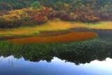 紅葉が始まった野々海池の朝