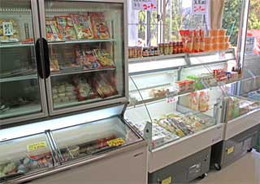 商品の並ぶ冷凍庫の写真